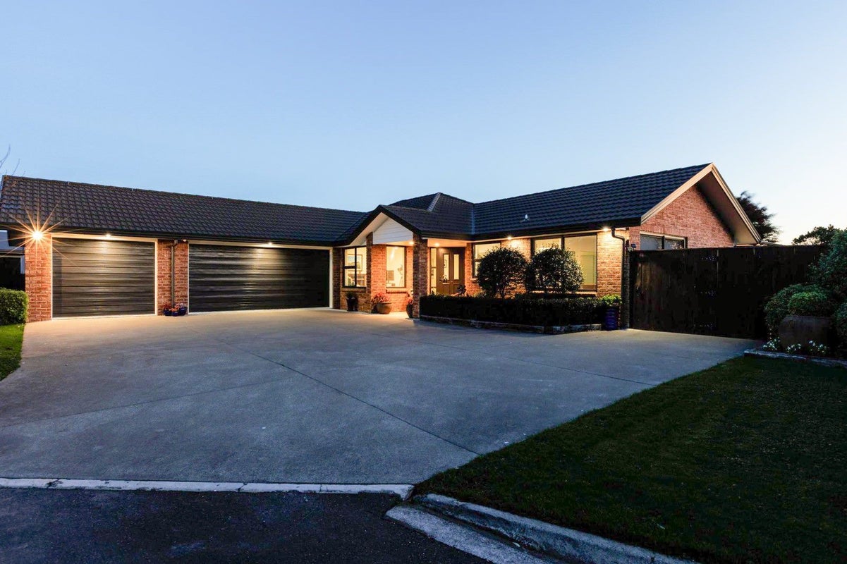 18 Medallion Court, Kelvin Grove, Palmerston North - Carousel 1