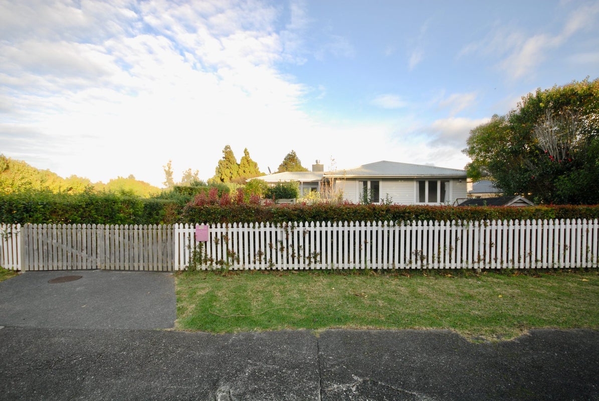 14 Wylie Avenue, Sunnynook, Auckland - Carousel 2