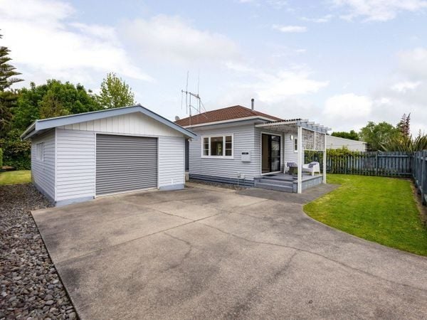 16A Bains Avenue, Hamilton East, Hamilton - Carousel 1
