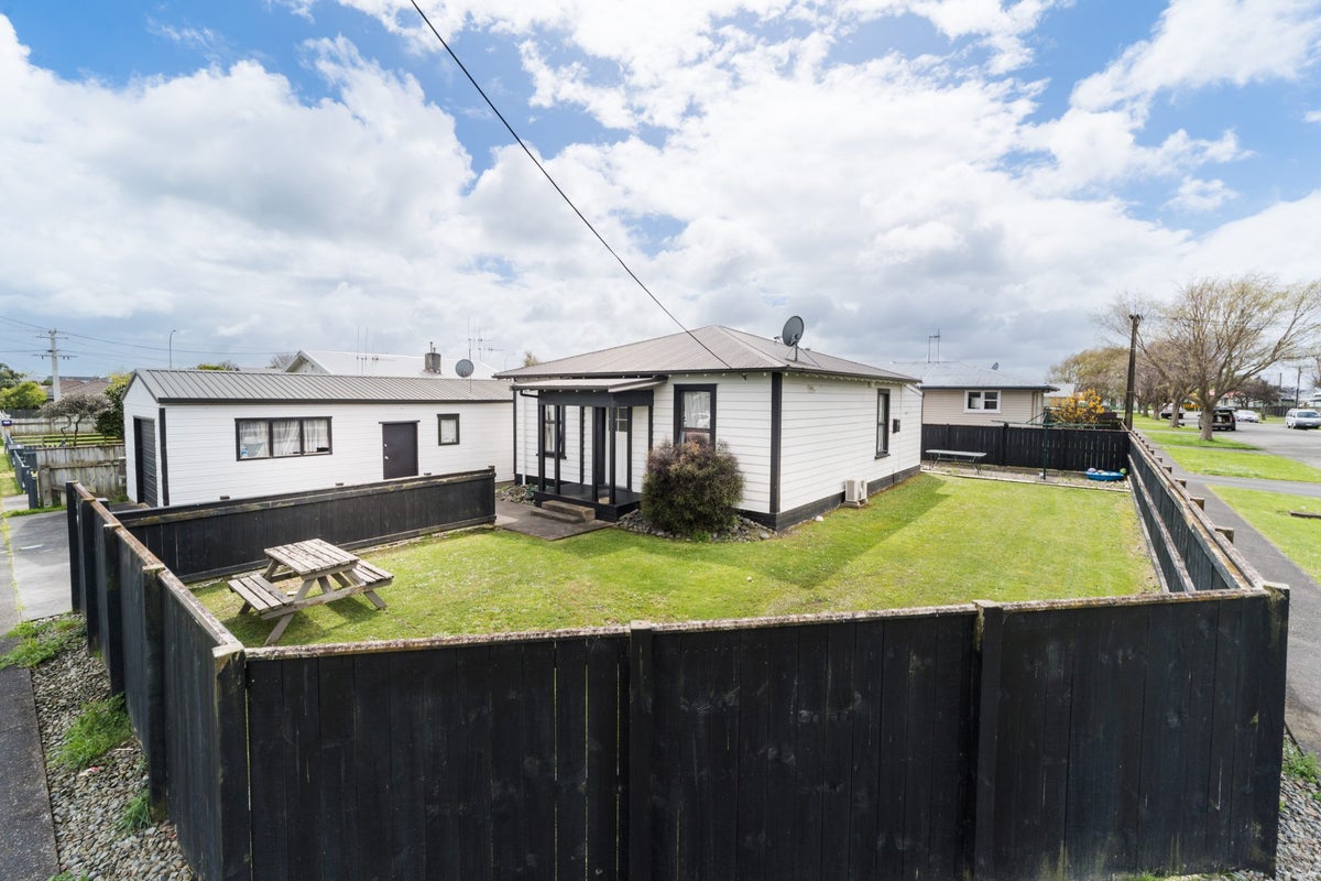 32 Cambridge Street, Milson, Palmerston North - Carousel 19