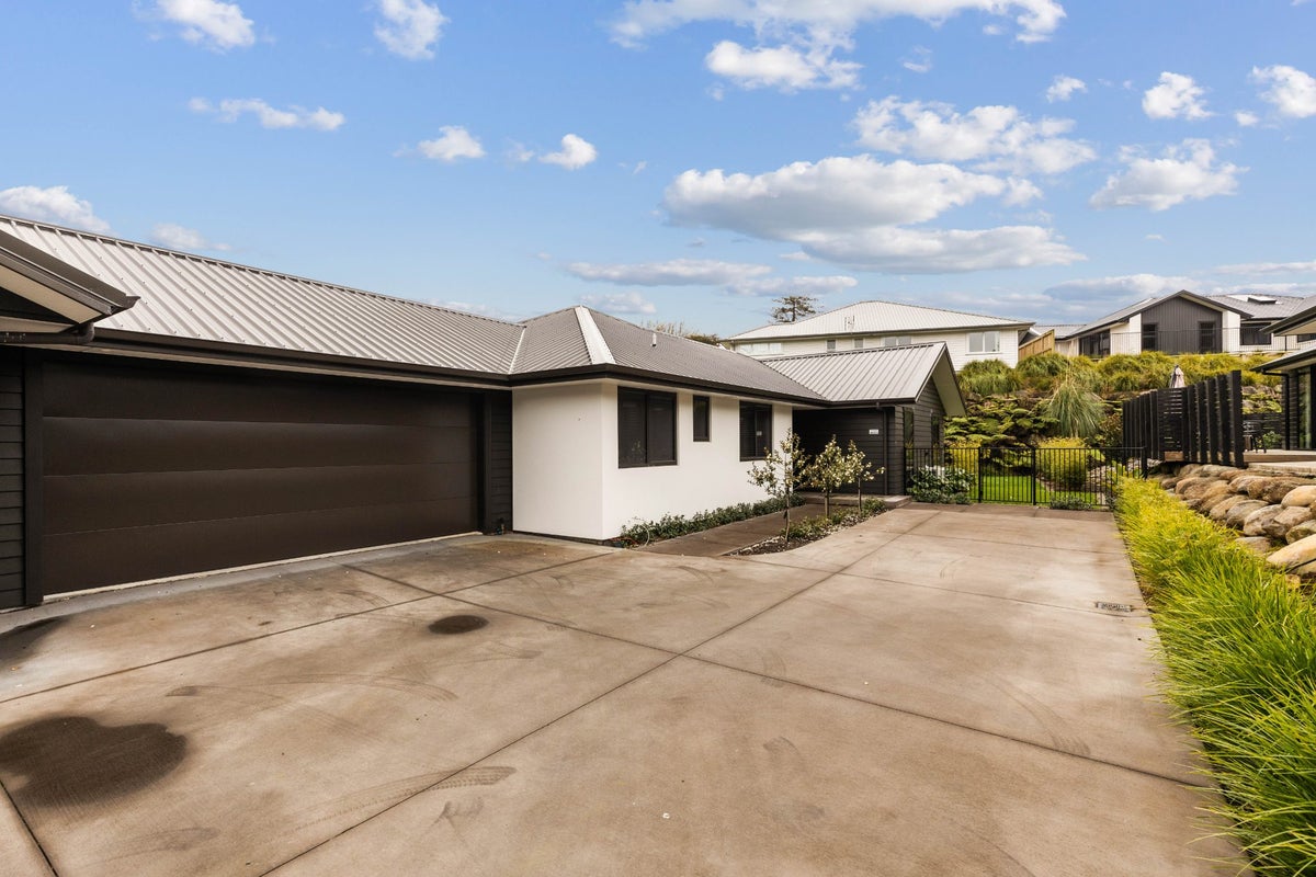 23B Sycamore Grove, Lower Vogeltown, New Plymouth - Carousel 1