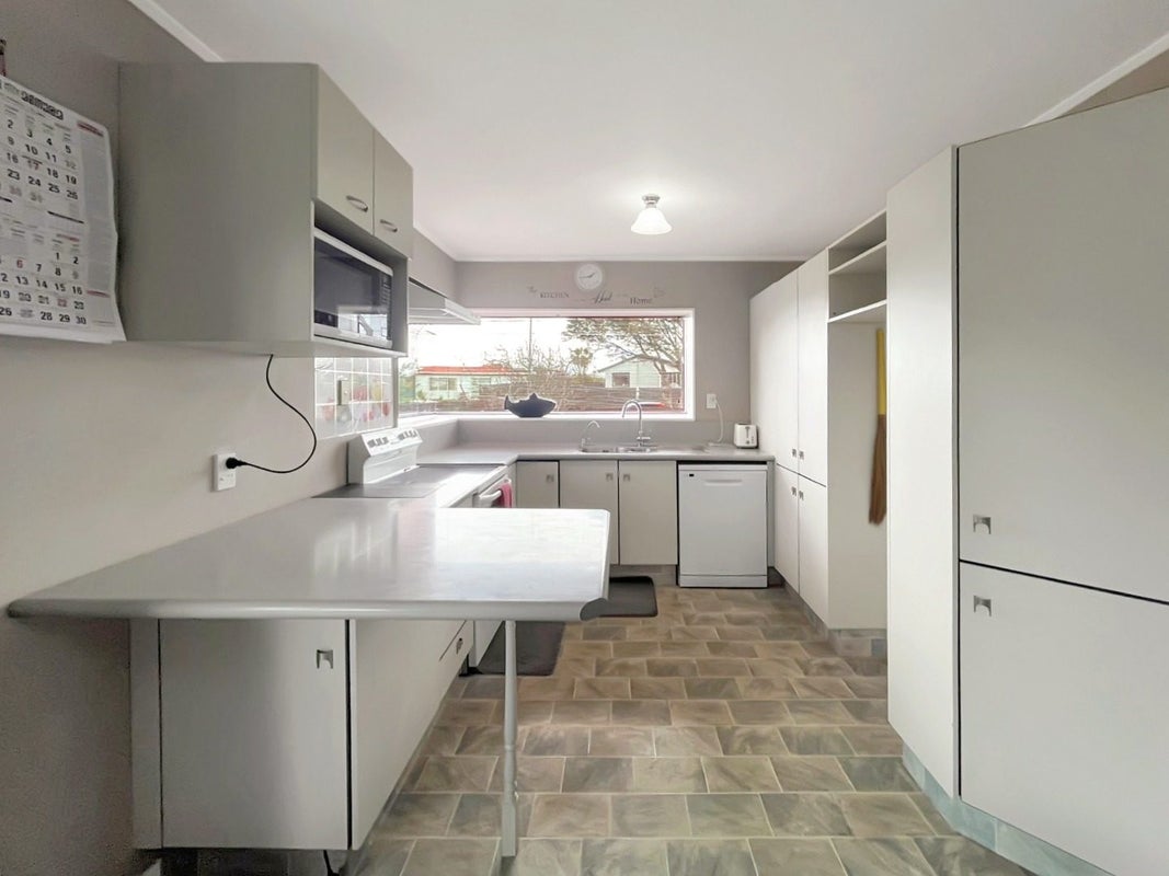 15 Peppertree Glade, Kelvin Grove, Palmerston North - Carousel 2