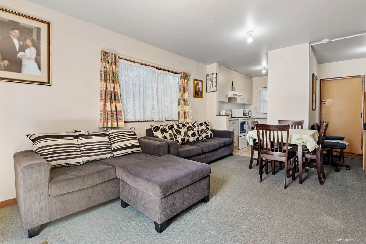 42 Fred Woodward Place, Mount Roskill, Auckland - Carousel 1