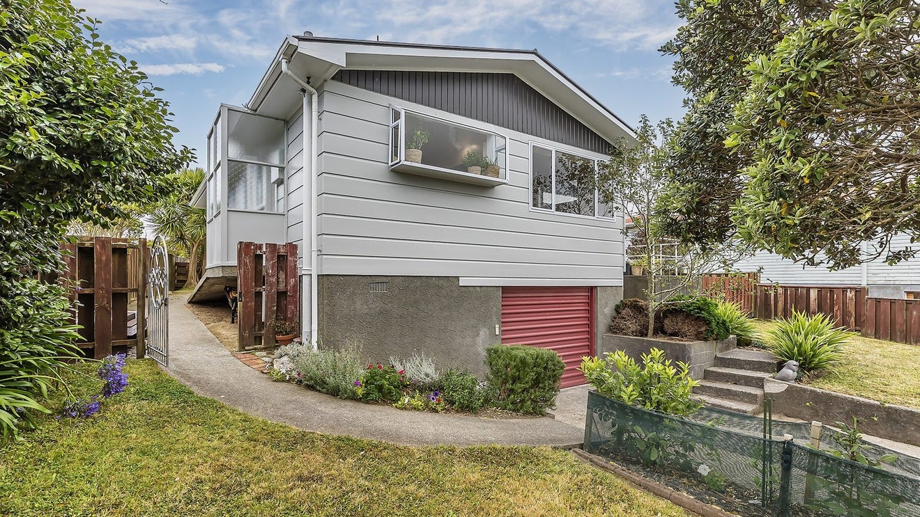 6 Cheyne Walk, Newlands, Wellington - Carousel 1