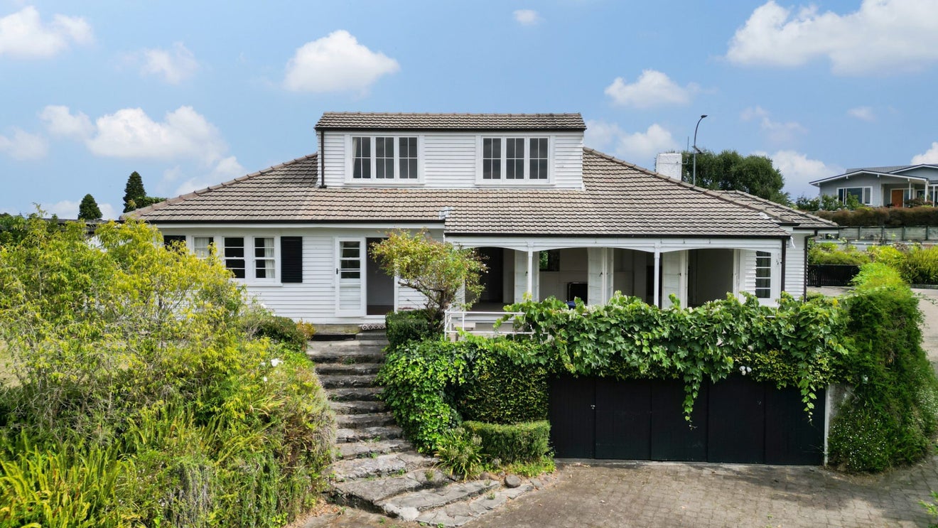 112 Lake Crescent, Hamilton Lake, Hamilton - Carousel 1