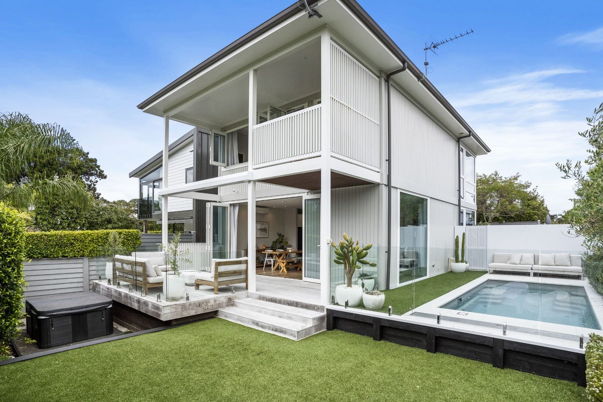 1/26 Newell Street, Point Chevalier, Auckland  - Carousel 1
