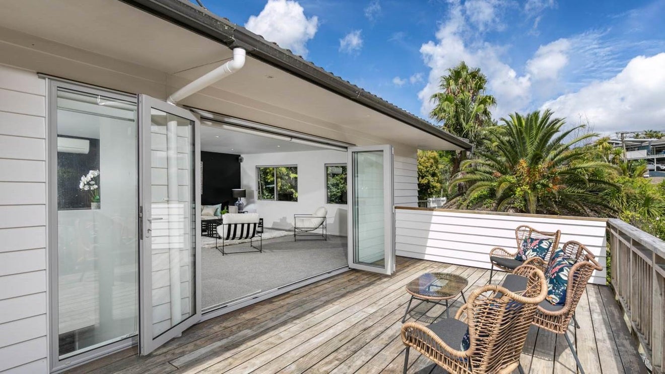 24 Korotaha Terrace, Rothesay Bay, Auckland - Carousel 1
