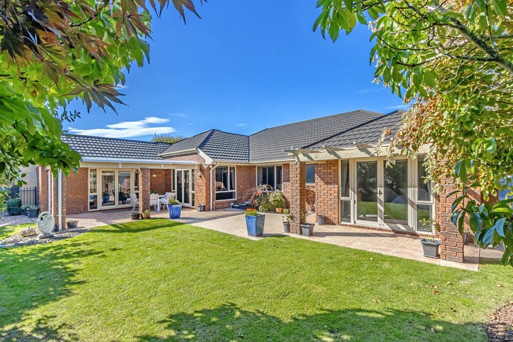 10 Dinglebay Place, Casebrook, Christchurch - Carousel 1