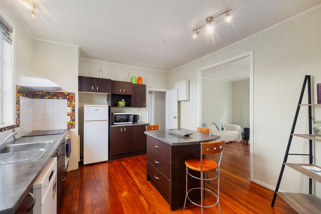 24 Arahoe Road, New Lynn, Auckland - Carousel 2