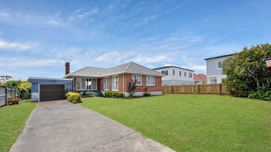 4 Royal View Road, Te Atatu South, Auckland - Carousel 1