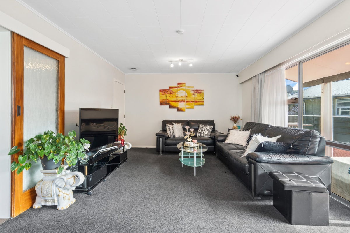 15 Trelawney Road, Wainuiomata, Lower Hutt - Carousel 2