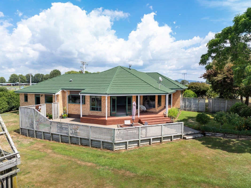 8 Campbell Road, Walton - Carousel 1