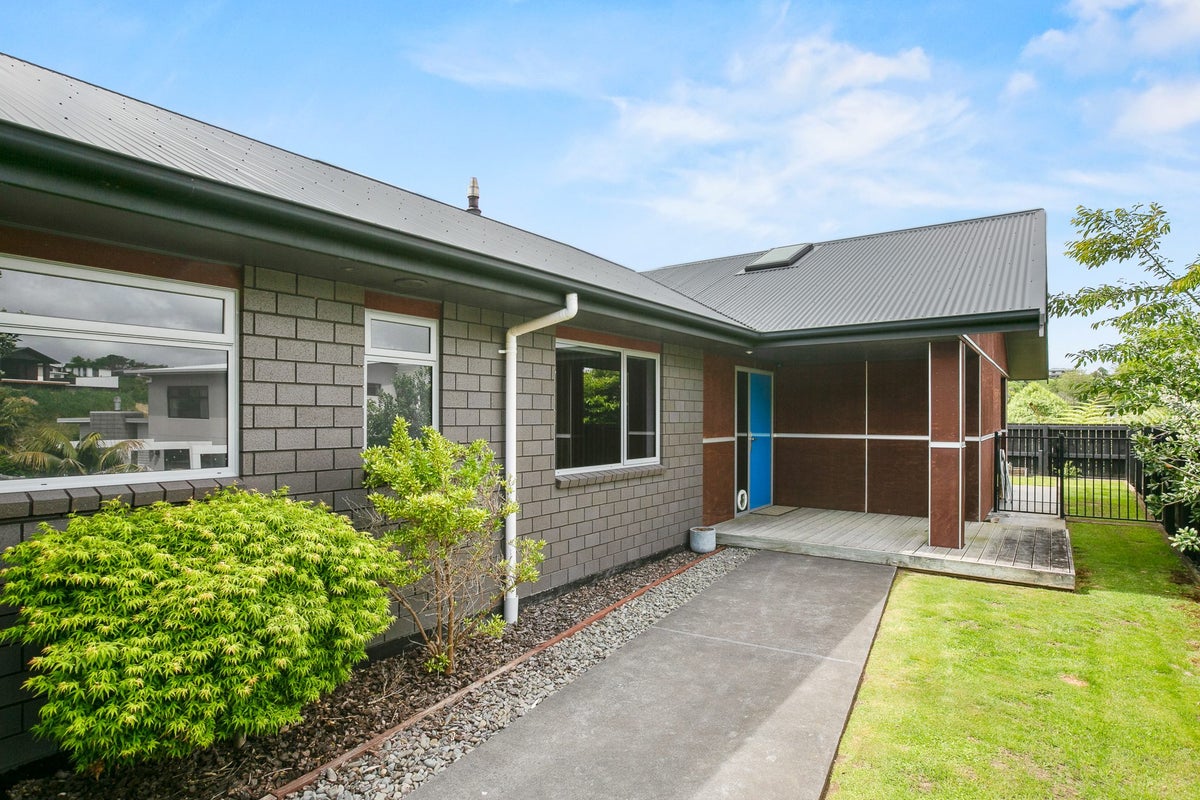 9 Fernbrook Drive, Hurworth, New Plymouth - Carousel 1