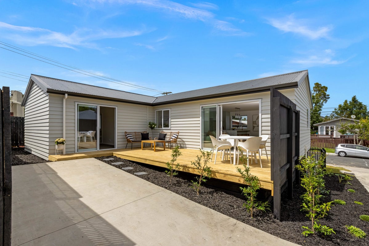 15A Hamurana Place, Te Atatu Peninsula, Auckland - Carousel 1