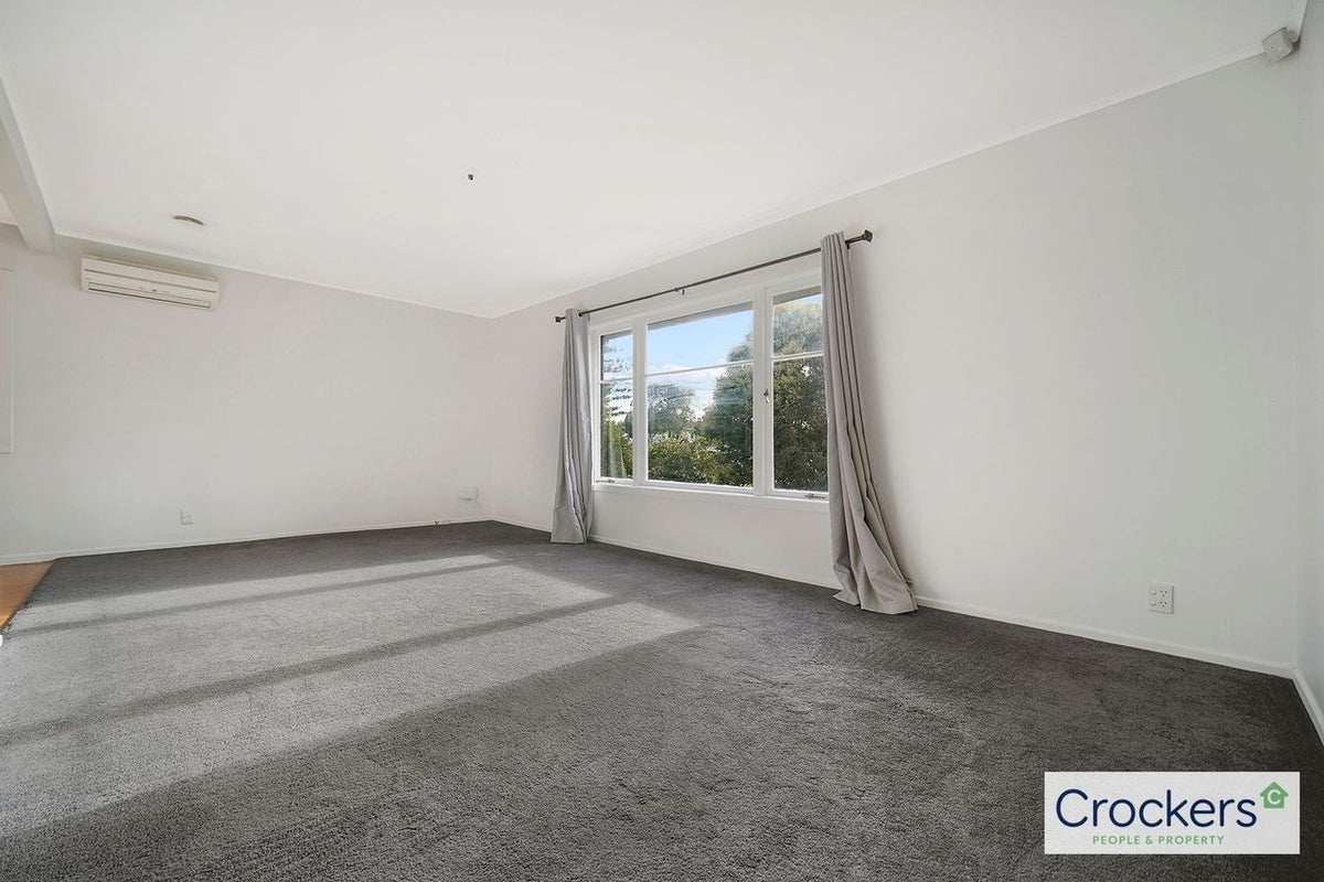 21 Amberley Avenue, Te Atatu South, Auckland - Carousel 2