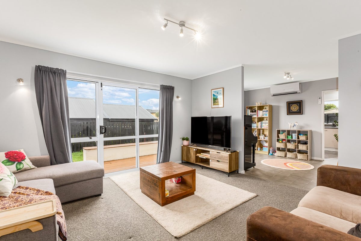 2 Coventry Close, Ascot Park, Porirua - Carousel 2
