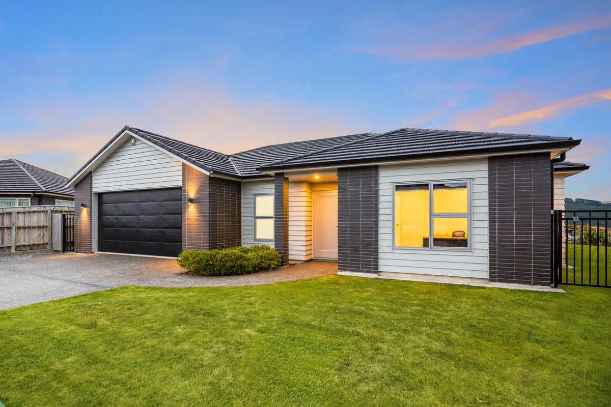 21 Rotorua Grove, Aotea, Porirua - Carousel 1