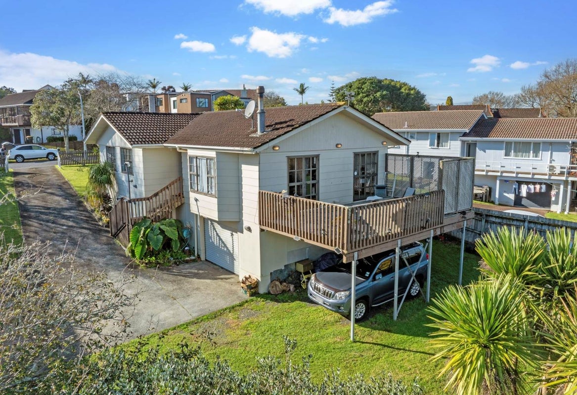 16 Lewisham Street, Highland Park, Auckland - Carousel 2