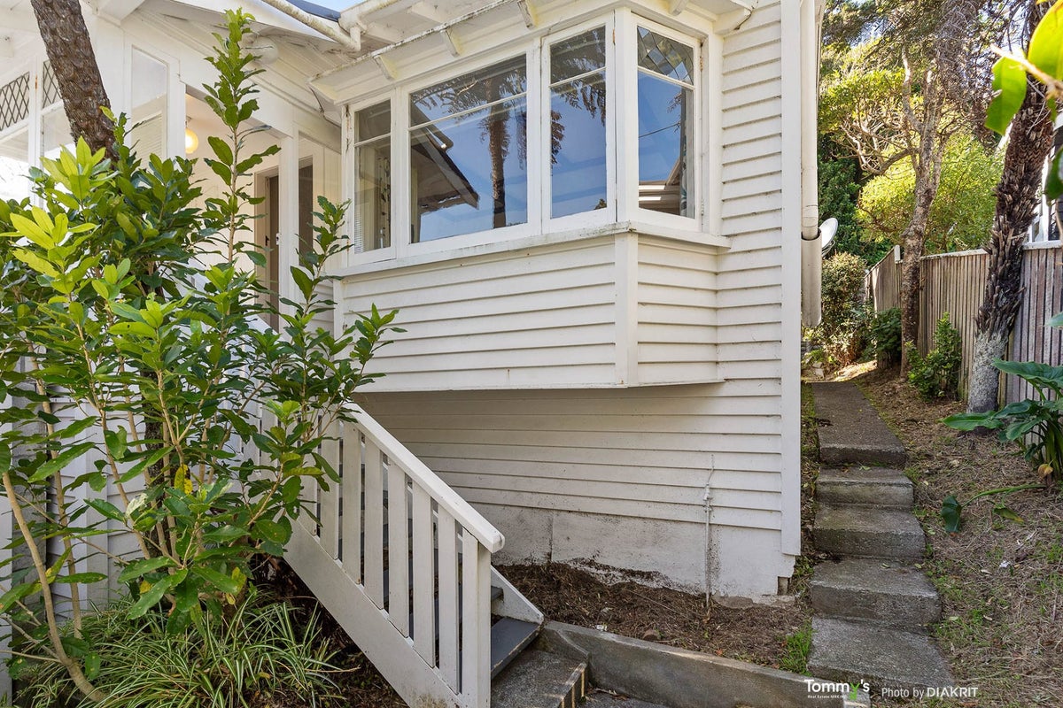 2/18 Oban Street, Wadestown, Wellington - Carousel 2