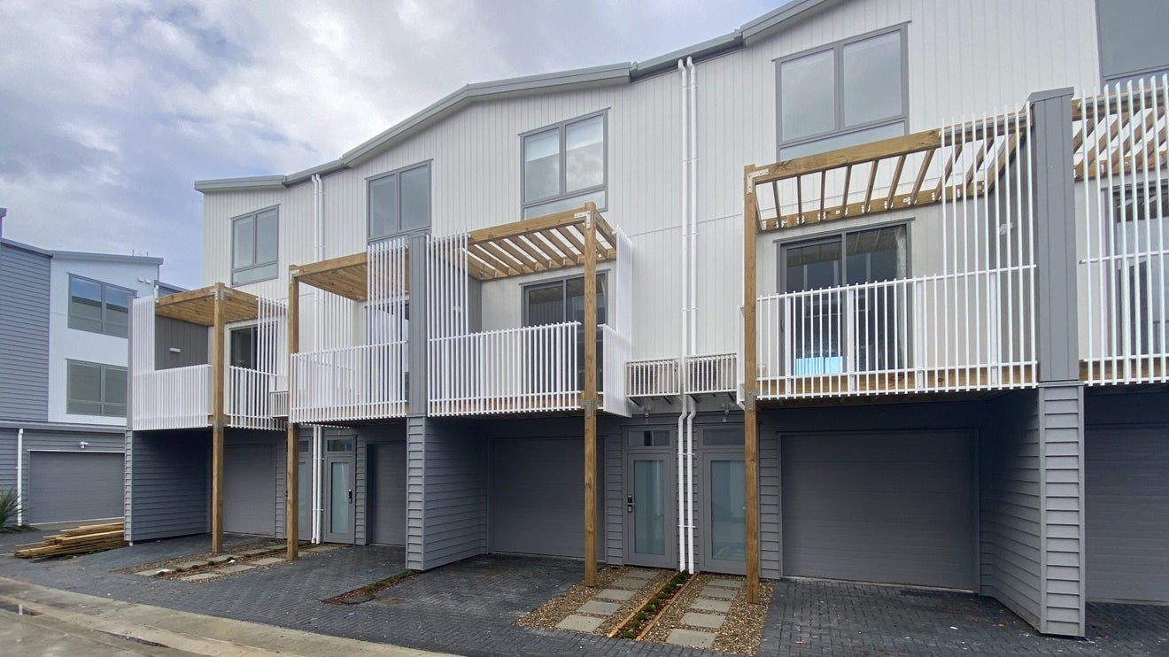 6/2 Moor Avenue, Te Atatu Peninsula, Auckland - Carousel 1