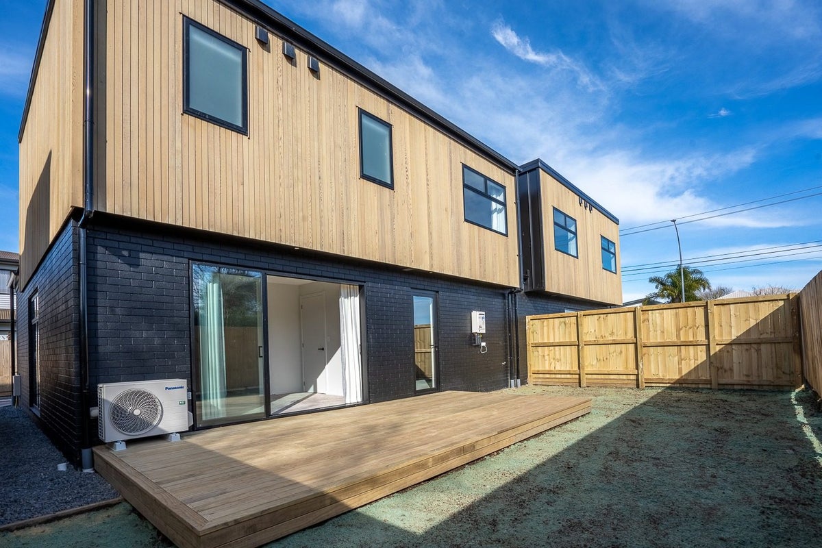 2/60 Sandwich Road, St Andrews, Hamilton - Carousel 2