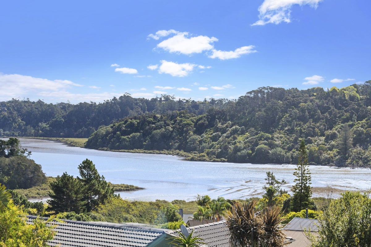 9 Gillan Place, Bayview, Auckland - Carousel 2