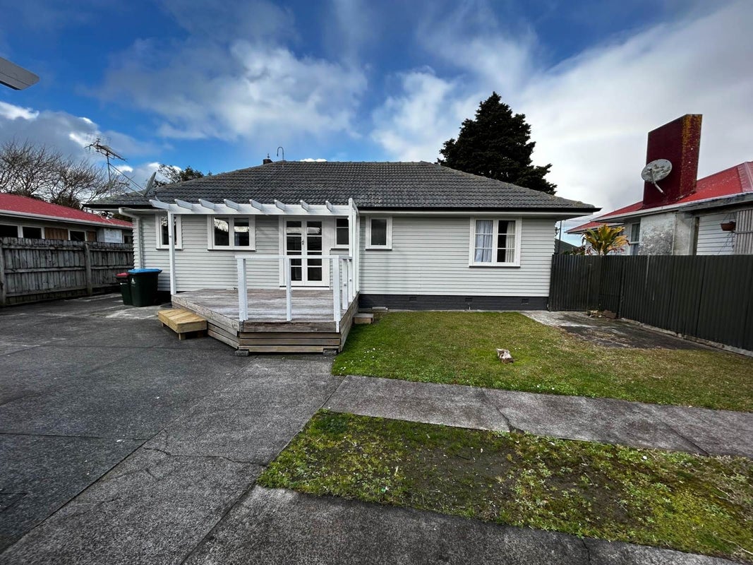 41 Tamatea Avenue, Point England, Auckland - Carousel 1