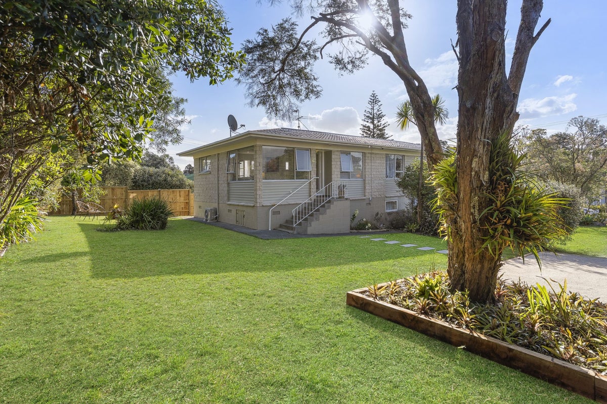 2/70 Cliff View Drive, Green Bay, Auckland - Carousel 1