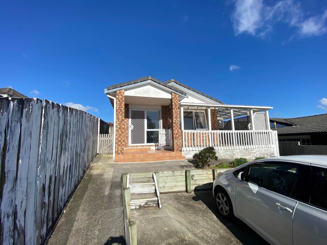 1 Veagh Place, Highland Park, Auckland - Carousel 1