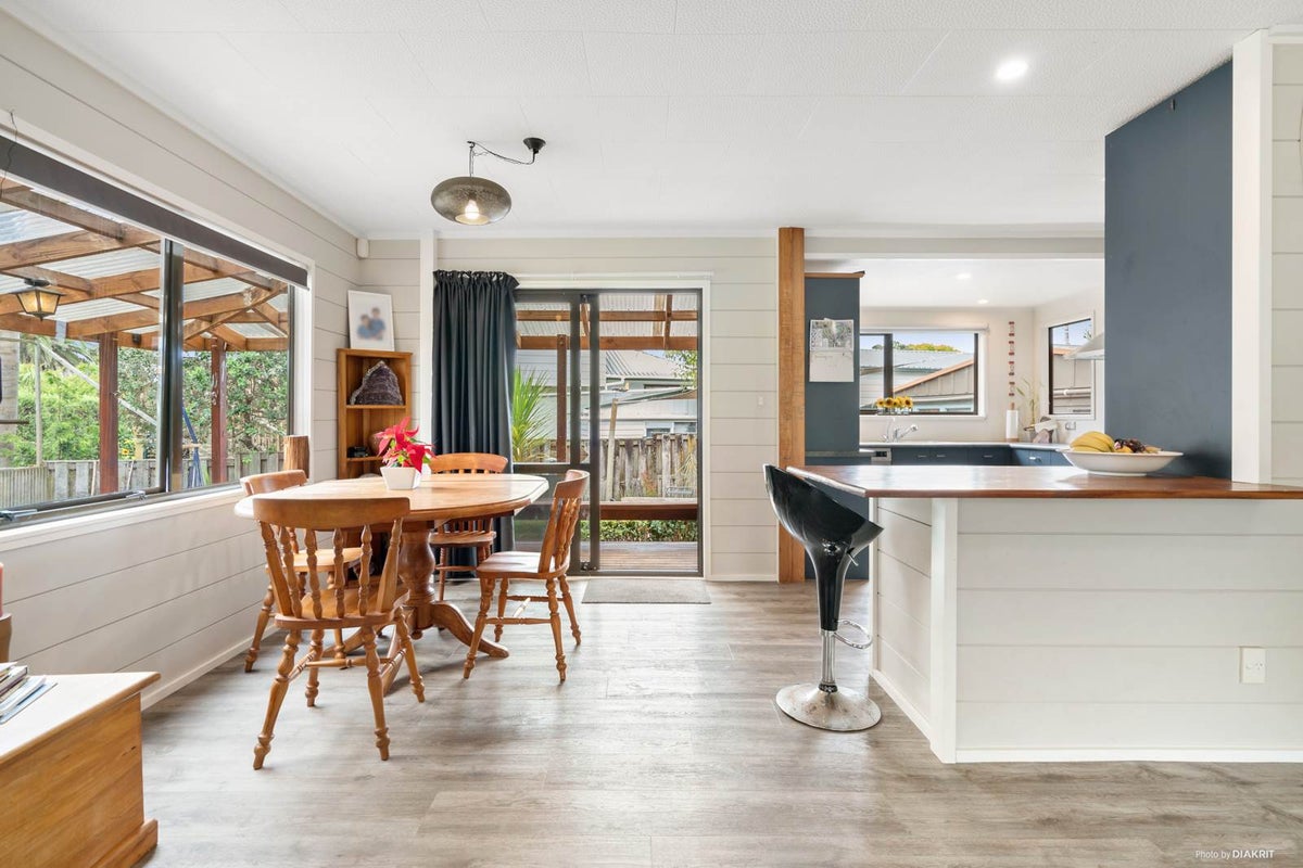 8 First View Avenue, Beachlands, Auckland - Carousel 2