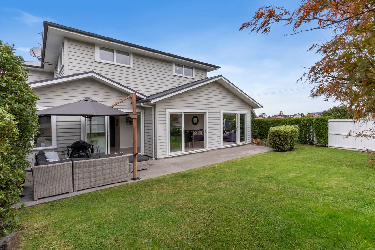2A Fernwood Place, Wai o Taiki Bay, Auckland - Carousel 1