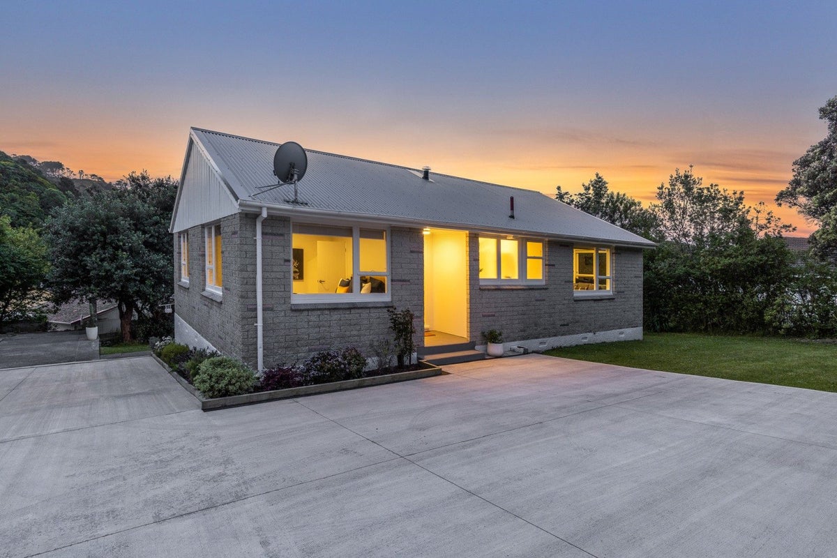 20 Mahinawa Street, Takapuwahia, Porirua - Carousel 1