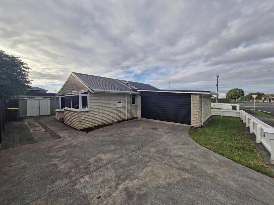 2 Tiverton Crescent, Whalers Gate, New Plymouth - Carousel 10