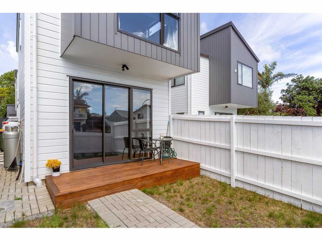 3B Sheralee Place, Bucklands Beach, Auckland - Carousel 1