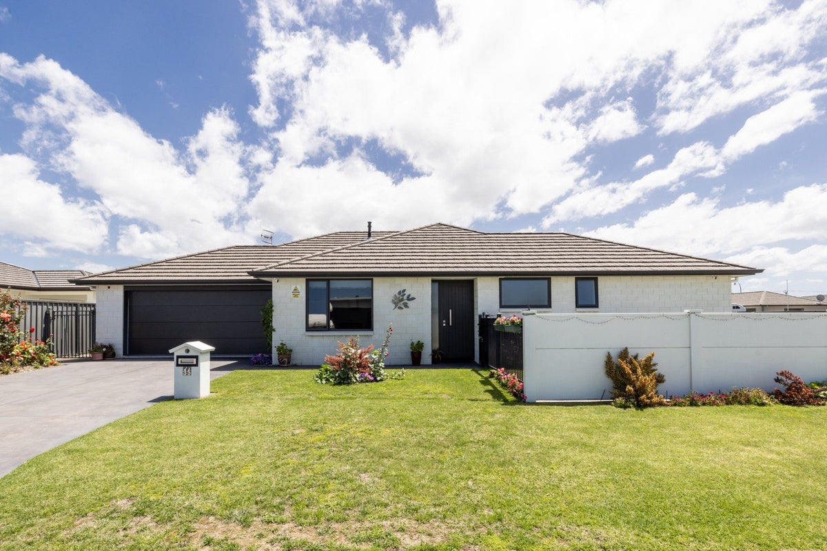 35 Waimakariri Drive, Te Awa, Napier - Carousel 1