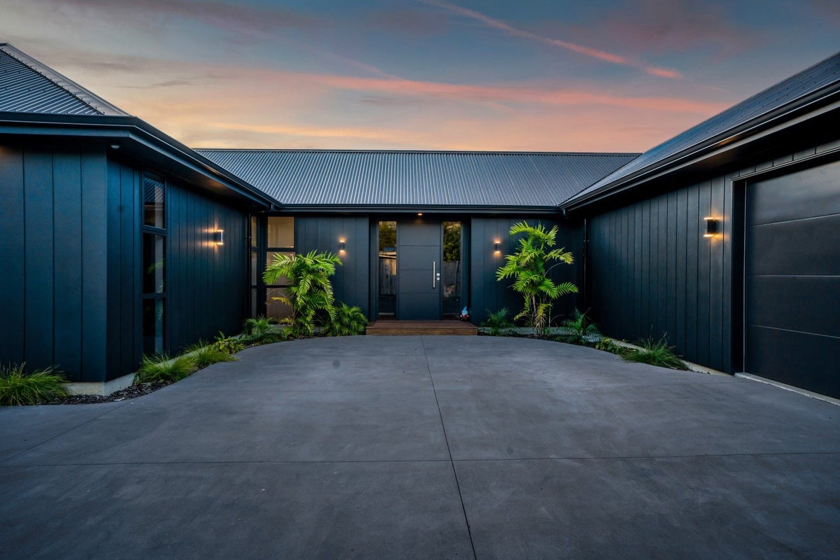 2/20B Gordon Street, Glen Avon, New Plymouth - Carousel 1
