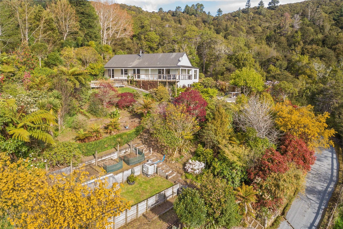 217 Katherine Mansfield Drive, Whitemans Valley, Upper Hutt - Carousel 1