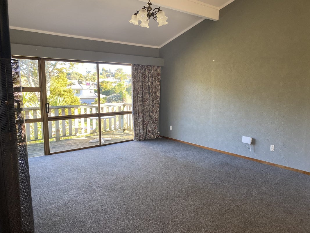 64 Cyclarama Crescent, Massey, Auckland - Carousel 2