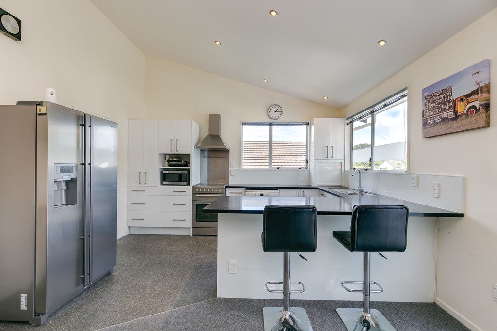 18 Paddington Grove, Karori, Wellington - Carousel 1