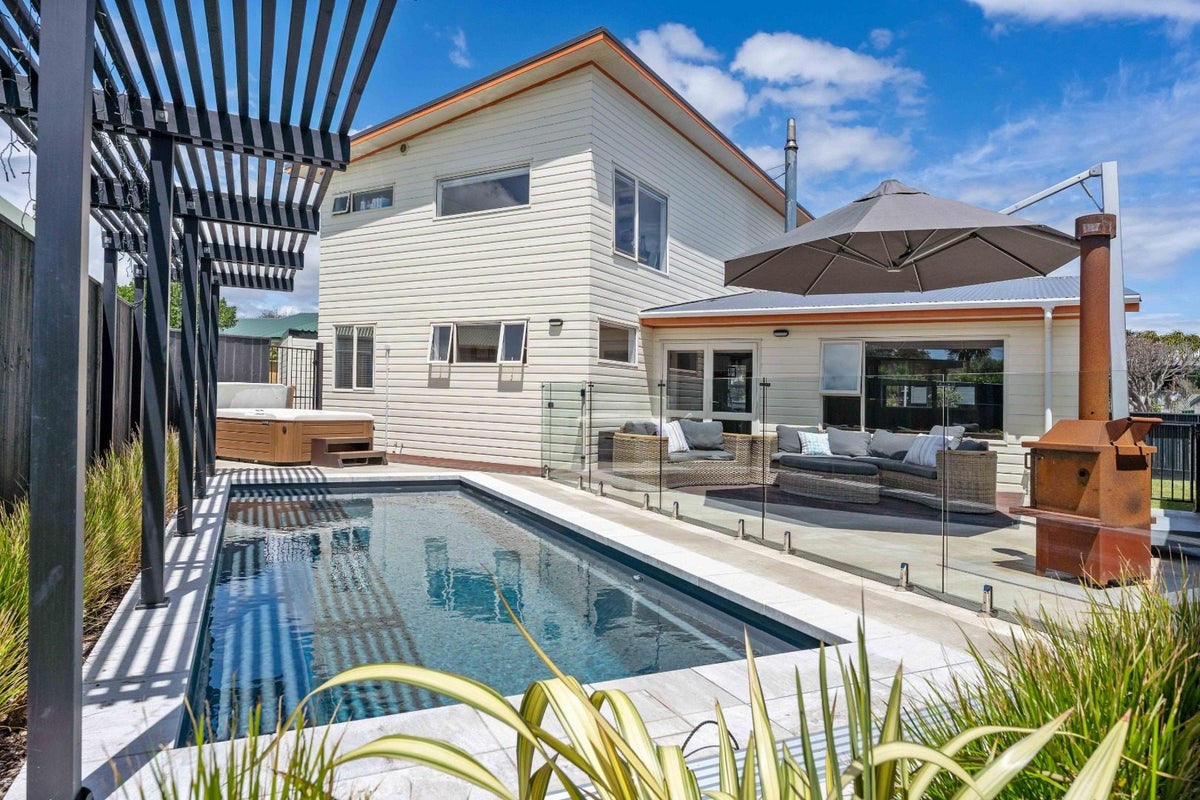1 Frances Street, Waikanae Beach, Waikanae - Carousel 1