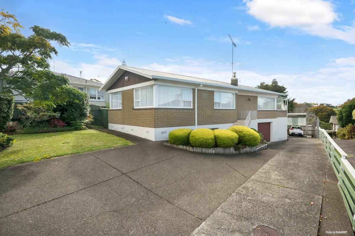 60 Bentley Avenue, Glenfield, Auckland - Carousel 1