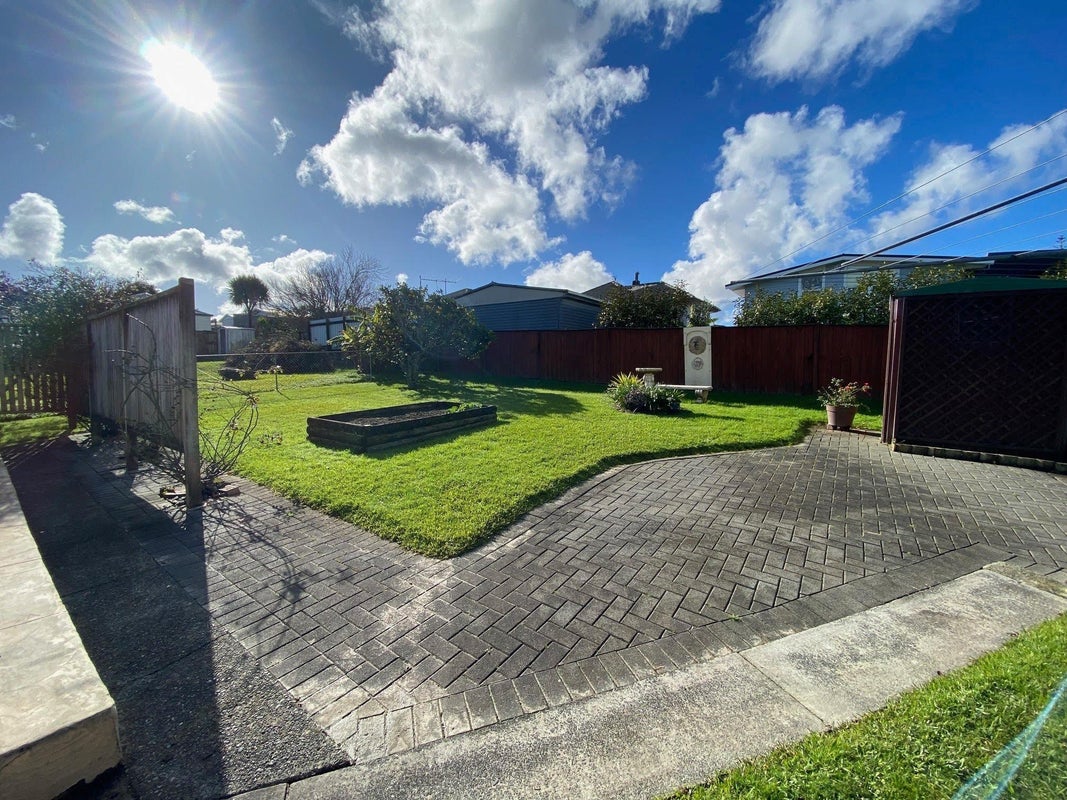12 Hillview Avenue, New Windsor, Auckland - Carousel 12