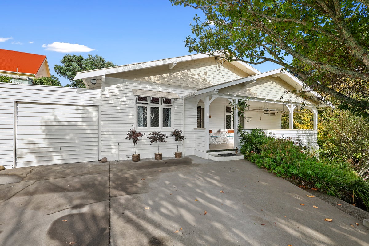 20 Henui Street, Strandon, New Plymouth - Carousel 1