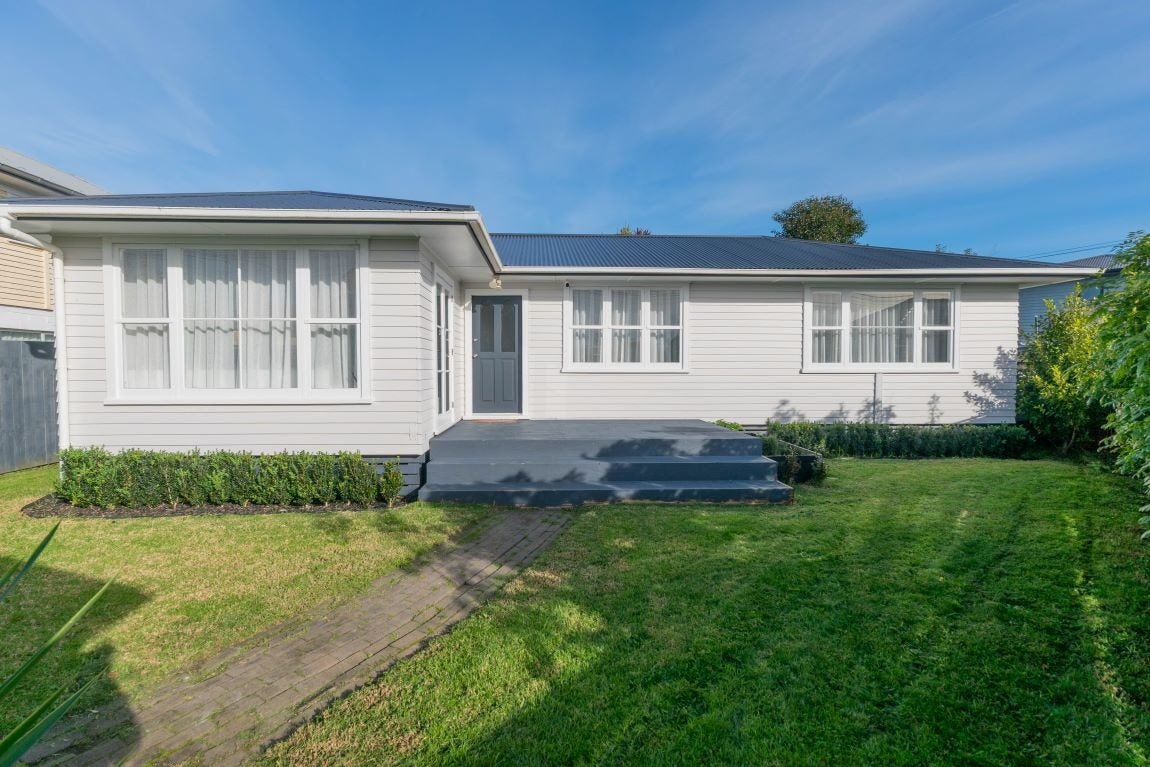 39 Wharf Road, Te Atatu Peninsula, Auckland - Carousel 1
