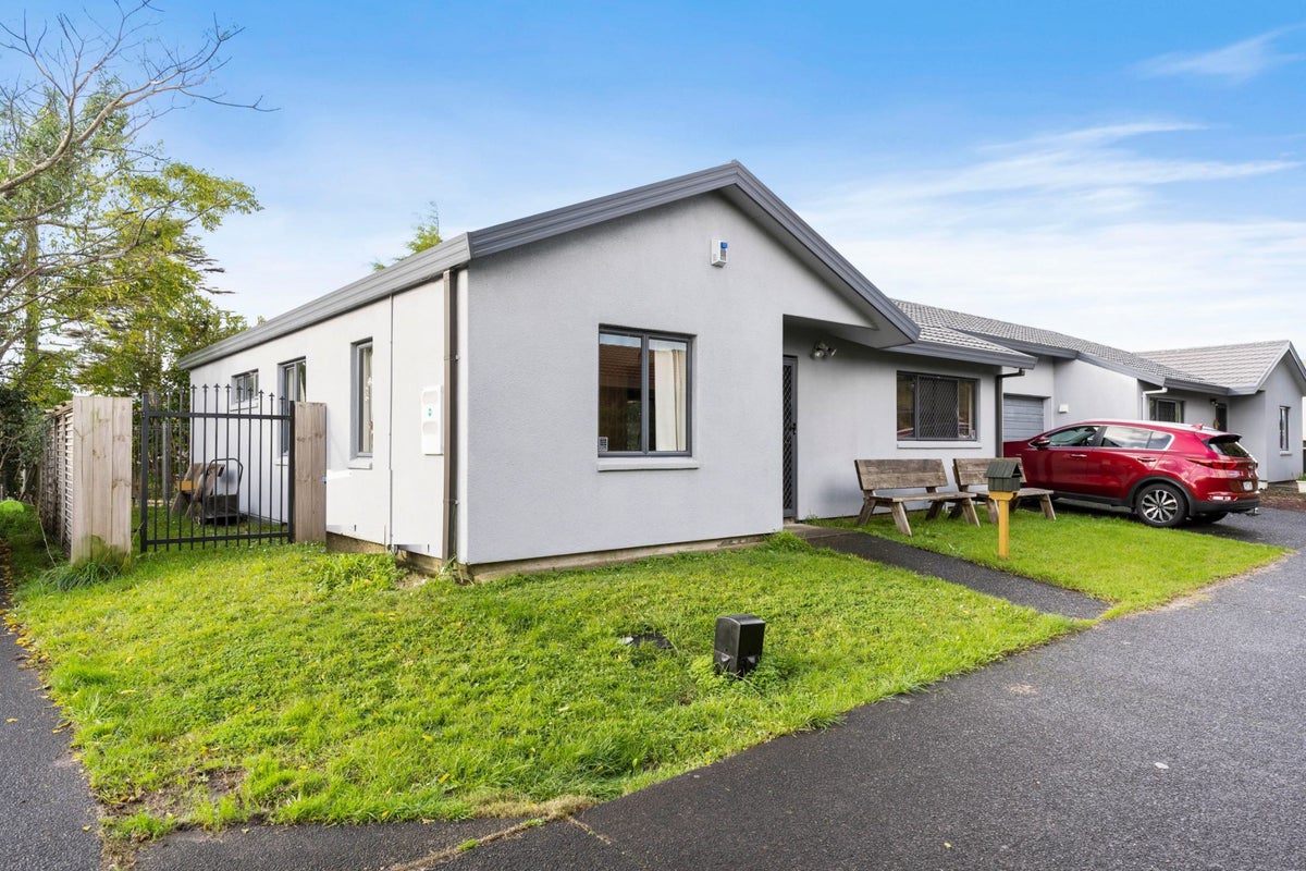 11F Sturges Road, Henderson, Auckland - Carousel 1