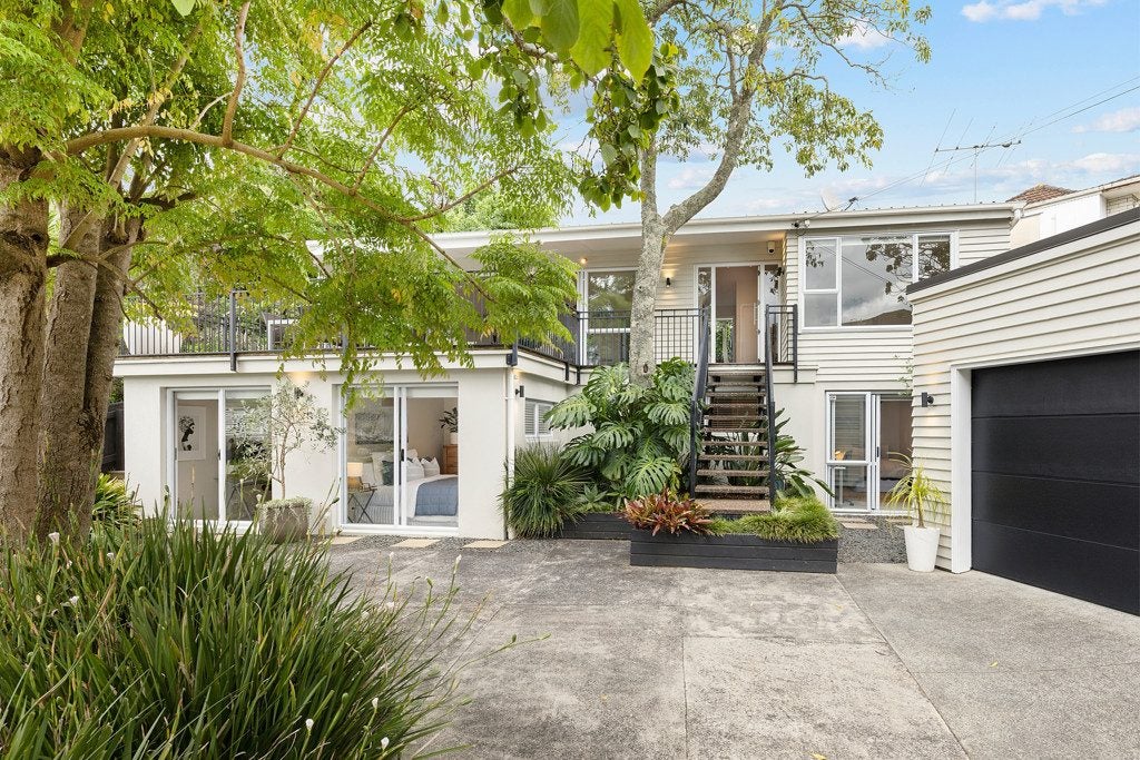 2/3 Glenfern Road, Howick, Auckland - Carousel 1