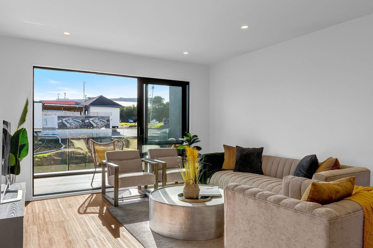 8 Monstedt Terrace, Windsor Park, Auckland - Carousel 2