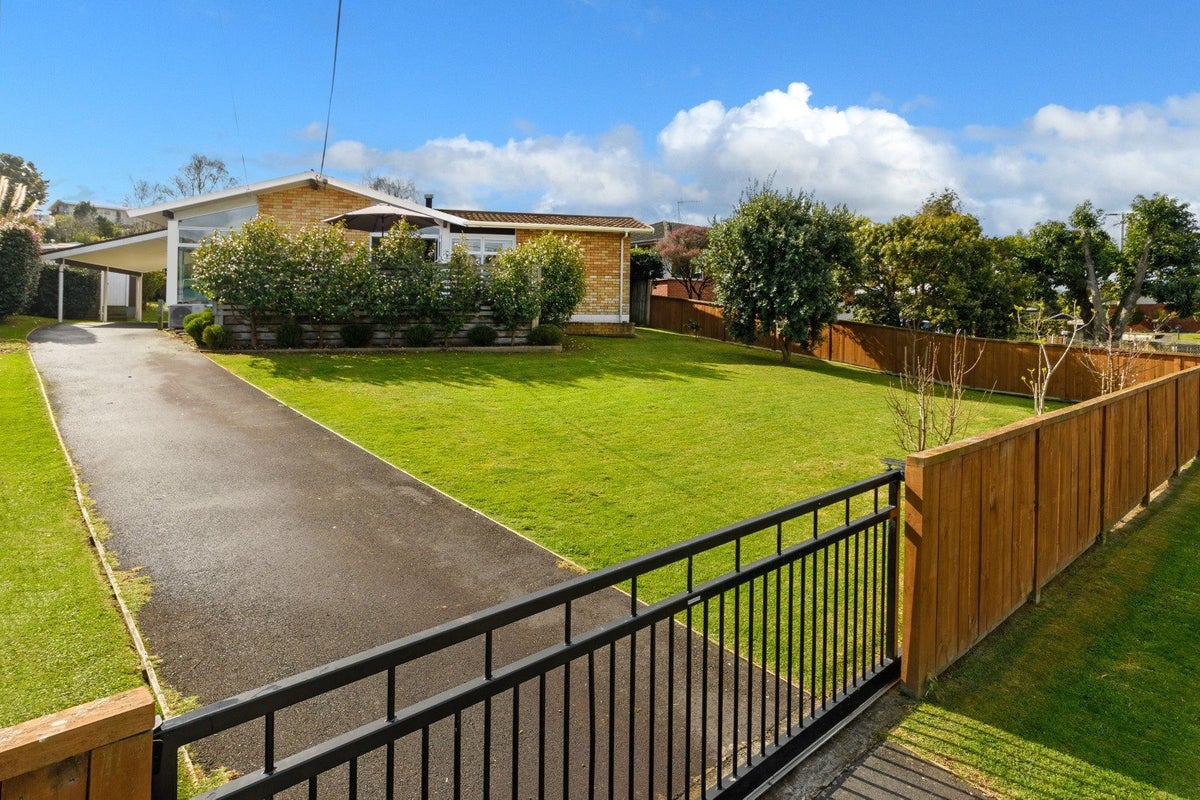 11 Sharyn Place, Brookfield, Tauranga - Carousel 1