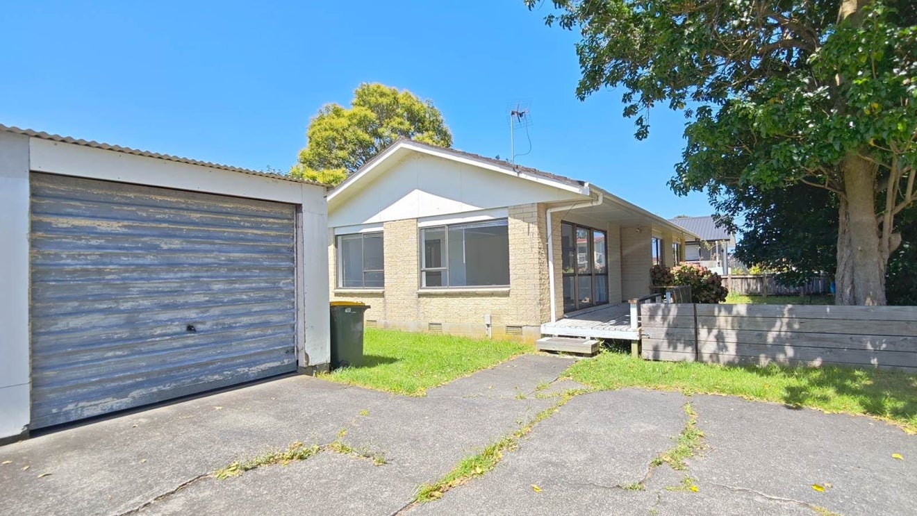 2/12 Kaipatiki Road, Glenfield, Auckland - Carousel 12