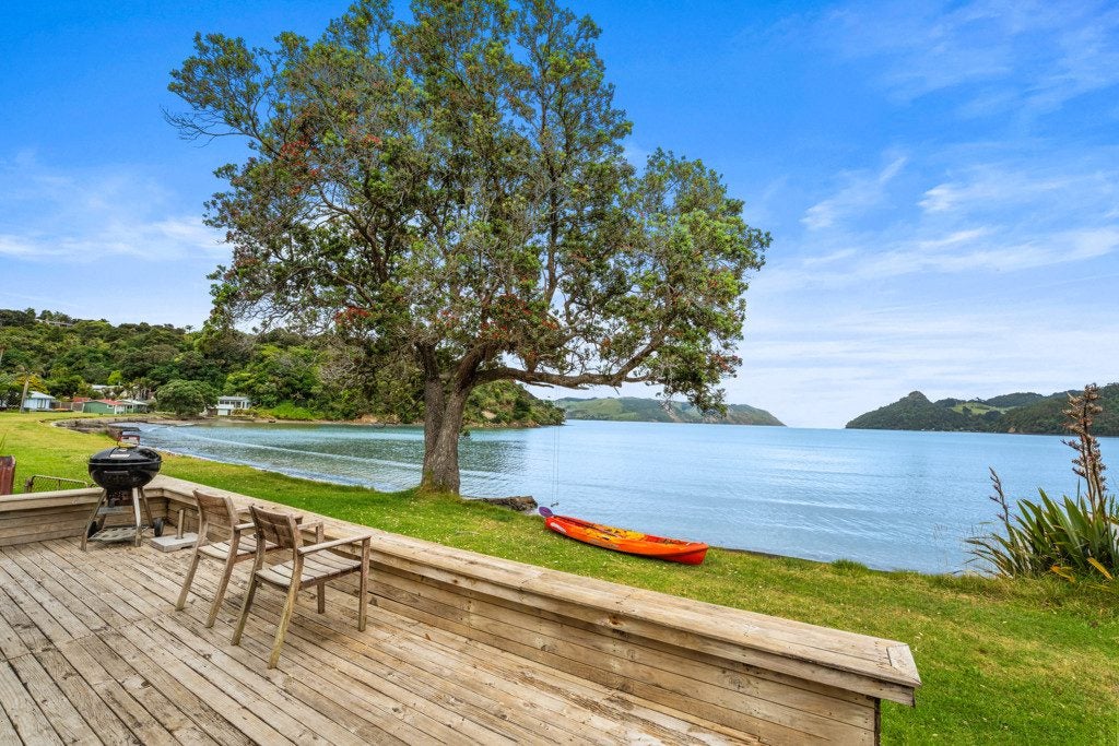 3 Foster Avenue, Huia, Auckland - Carousel 1